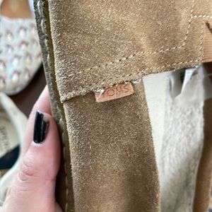 Tom’s - tan suede with faux fur lining - 8.5